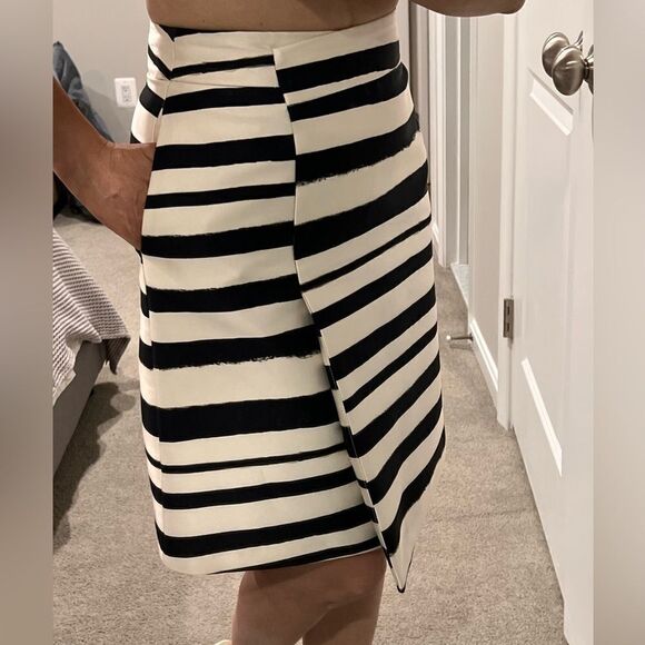 TOPSHOP Skirt. Black and White Size 4. Asymmetric front - Picture 4 of 8